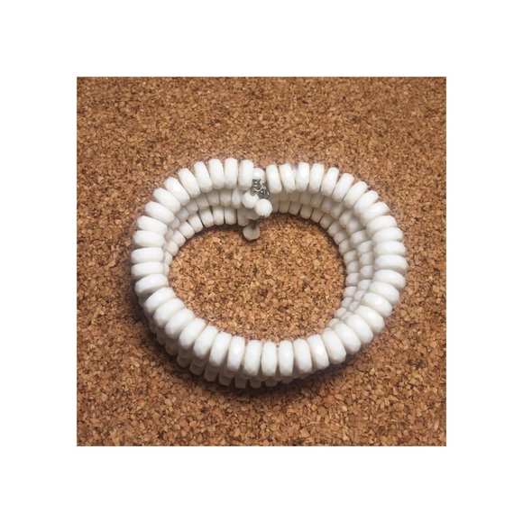 Vintage Memory Coil White Bead Bracelet - Picture 5 of 8